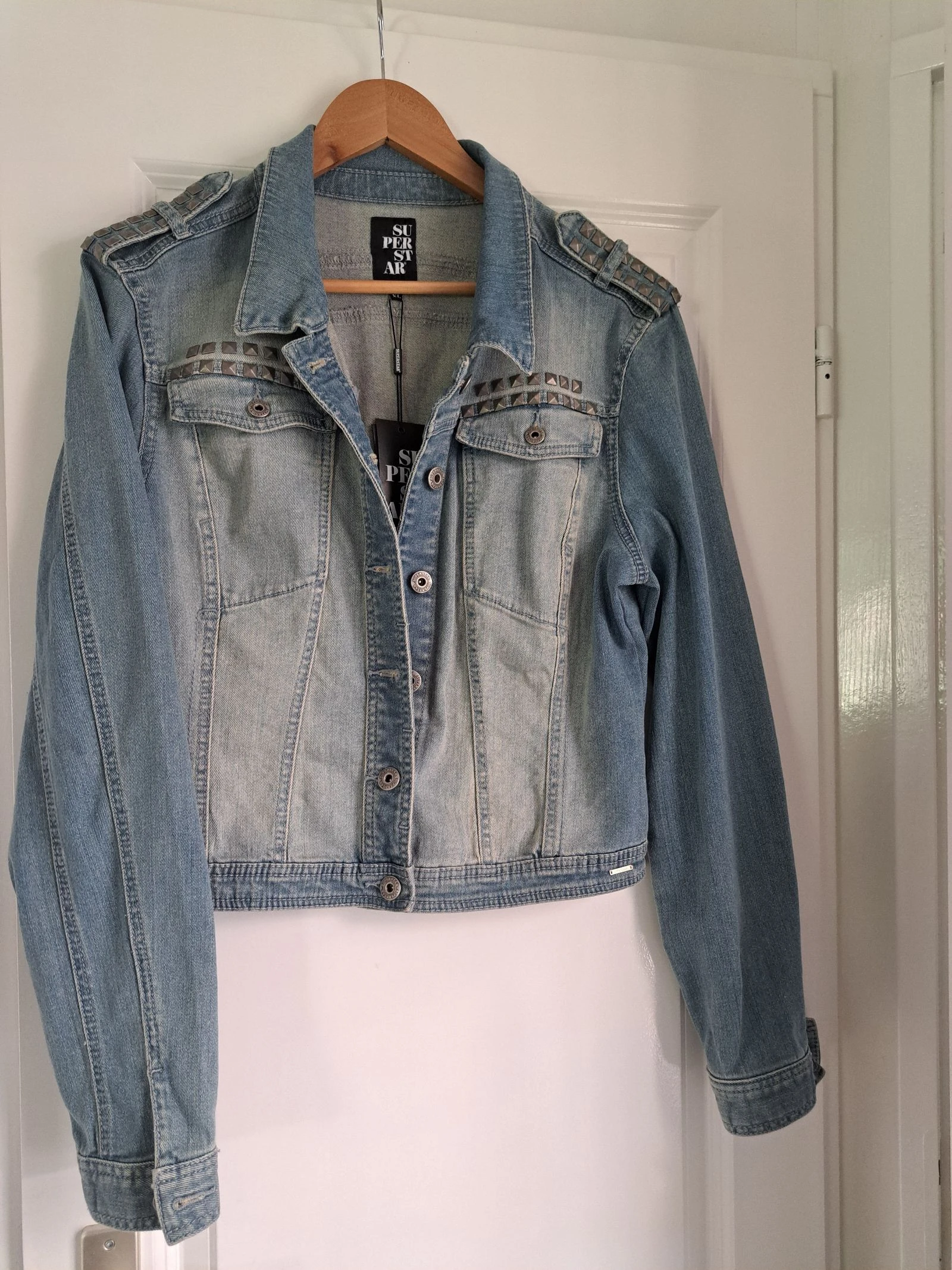 Jaqueta de Jeans Splinternieuw com studs (etiqueta de preço ainda está presa) – photo 2